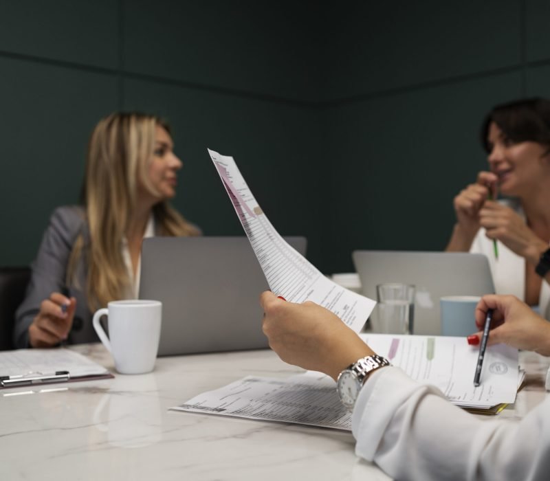 vista-lateral-de-mujeres-sonrientes-trabajando-juntas